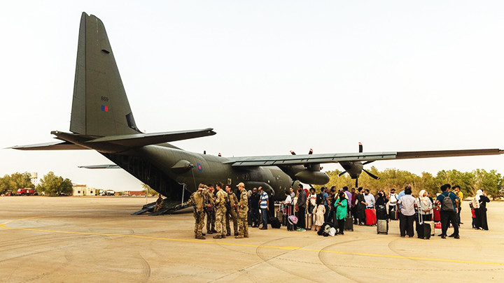 Nhiều nước đang sơ tán công dân khỏi Sudan. Ảnh: AFP