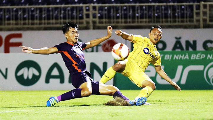 Sông Lam Nghệ An lại có thêm trận hòa trước Becamex Bình Dương với tỷ số 1-1. Ảnh: TTXVN