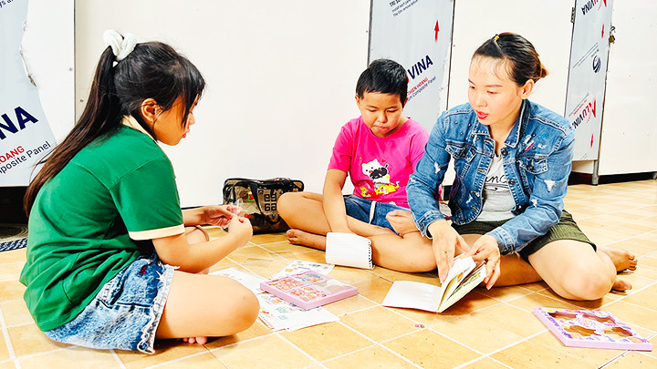 Tại nhà trọ “0 đồng” này, mọi người dành mọi sự quan tâm cho bệnh nhi.