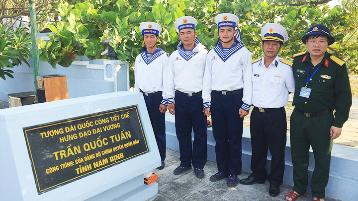 Tác giả (áo xanh) bên những người lính trẻ Trường Sa.