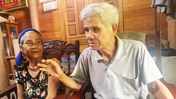 Vợ chồng ông Moong Văn Nghệ kể chuyện về “Dốc O Hòa”.