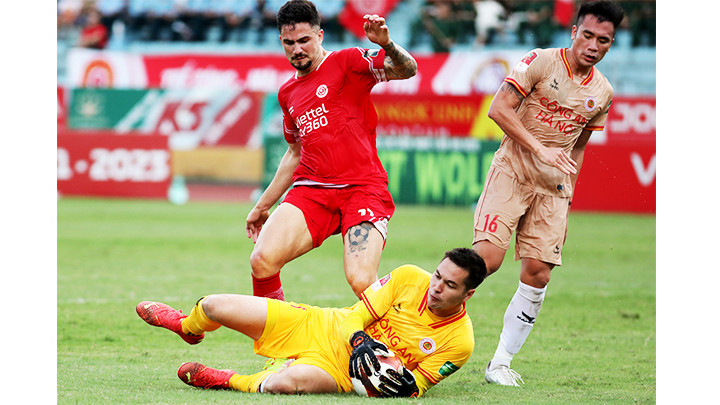 Sự xuất sắc của thủ môn Phillip Nguyễn giúp CLB CAHN có chiến thắng 3-0 trước CLB Viettel tại trận đấu áp chót V.League 2023. Ảnh: LÊ MINH