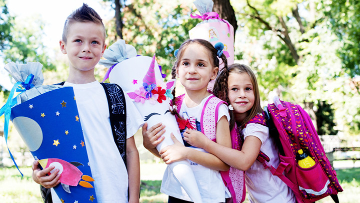 Học sinh cầm trên tay Schultüte. Ảnh: IAMEXPAT