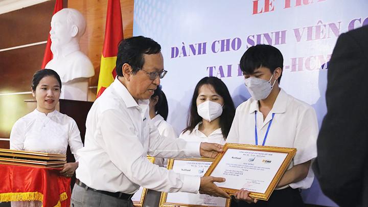 Đại diện Quỹ phát triển ĐHQG TP Hồ Chí Minh trao học bổng cho sinh viên.