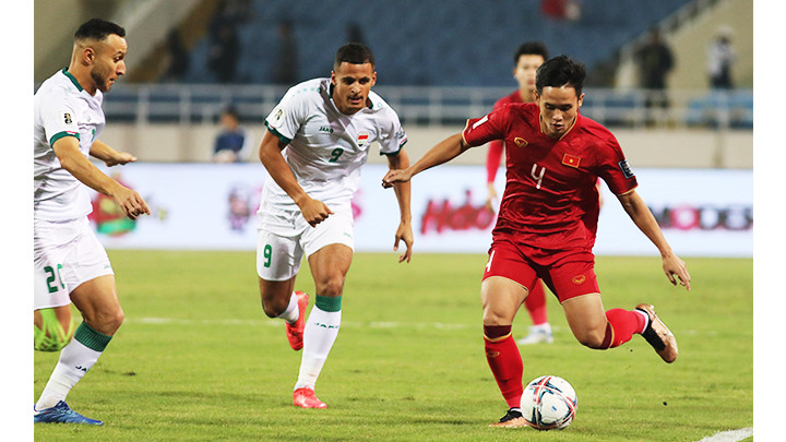 Cầu thủ trẻ Minh Trọng (4) thi đấu chững chạc bên cánh trái ĐT Việt Nam. Ảnh: LÊ MINH