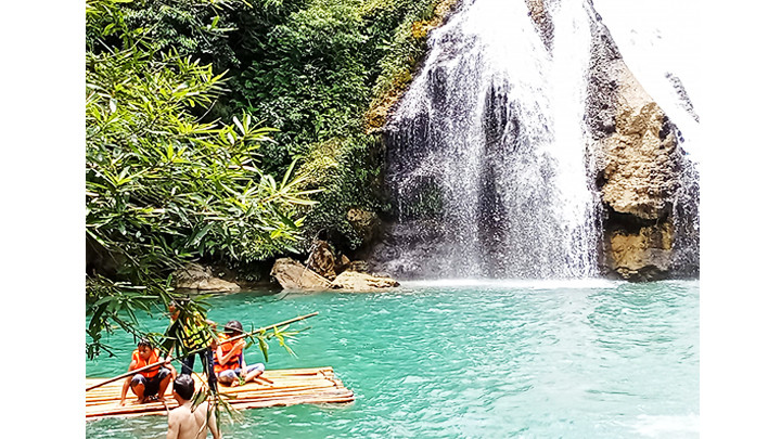 Thác Tà Puồng, điểm đến du lịch hấp dẫn cho du khách.