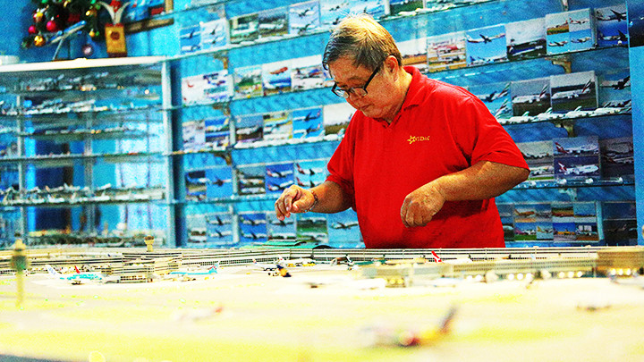 Ông Thiết bên mô hình sân bay của mình.