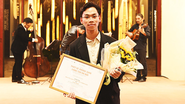 Anh Nguyễn Văn Tú nhận giải thưởng tại một cuộc thi sáng tạo về kiến trúc.