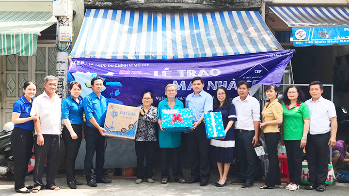 Lễ trao nhà tình thương cho hộ cận nghèo.