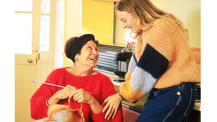 Công việc mới giúp các cụ bà có thêm thu nhập. Ảnh: LES MAINS DE MAMIE