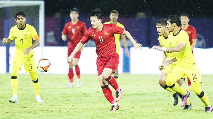 Một pha bóng trong trận U22 Việt Nam thắng U22 Malaysia với tỷ số 2-1. Ảnh: ZING.VN