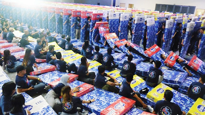 Xếp đệm thành domino khổng lồ