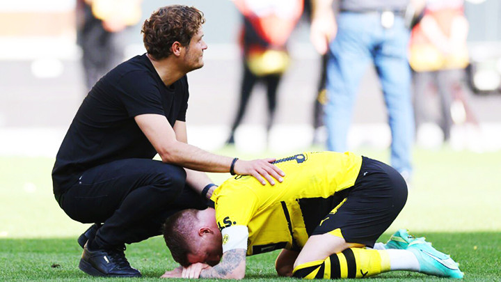 Bỏ lỡ cơ hội giành danh hiệu Bundesliga đầu tiên trong sự nghiệp, đội trưởng Marco Reus bật khóc trong sự an ủi của HLV Edin Terzic.