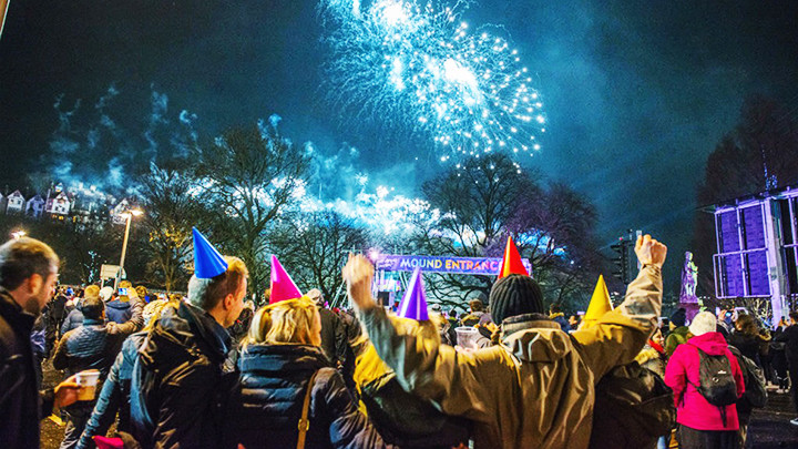 Lễ hội Hogmanay tại Scotland thu hút nhiều du khách tới trải nghiệm. Ảnh: CULTURE TRIP