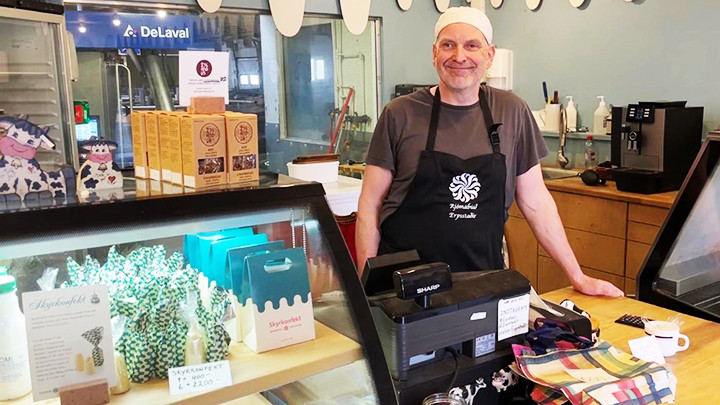 Nghệ nhân Einar Guðbjartsson cùng các sản phẩm skyr truyền thống của Iceland. Ảnh: ICELAND MONITOR