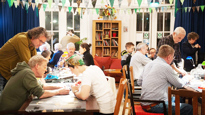 Nhiều người tìm đến các tiệm cà-phê sửa chữa ở Amsterdam. Ảnh: GETTY