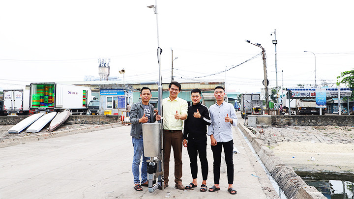 Các thành viên của nhóm lắp đặt thiết bị tại âu thuyền cảng cá Thọ Quang.