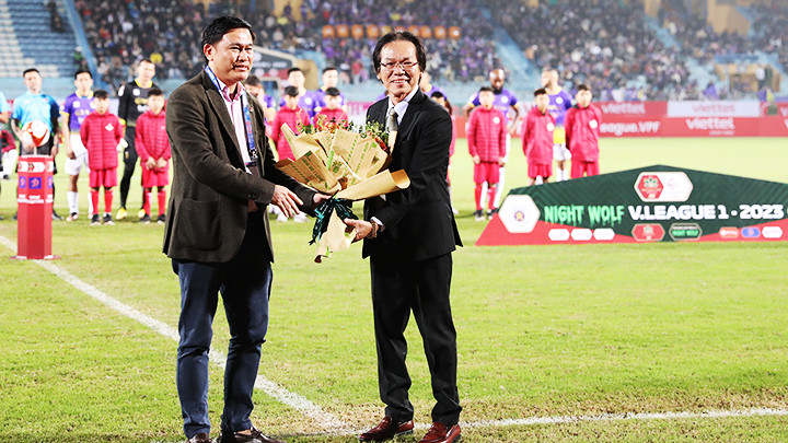 Đại diện VPF và nhà tài trợ chính trước trận đấu khai mạc giải V.Legue 2023. Ảnh: LÊ MINH