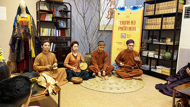 Hoạt động hát xẩm diễn ra trong khuôn khổ chương trình “Thịnh hạ phồn hoa”. Ảnh: CTCC