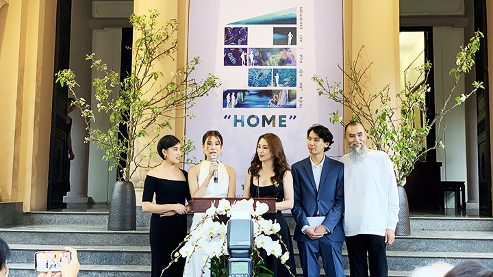 Họa sĩ Hoàng Định cùng các con trong buổi khai mạc triển lãm ‘’HOME’’.