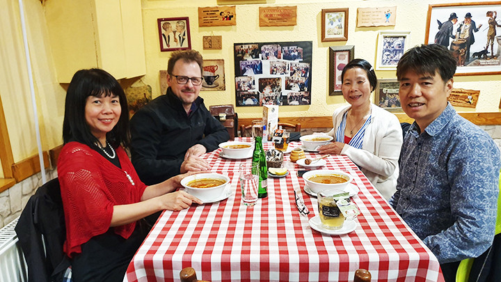 Trong nhà hàng chuyên món súp cá của Budapest.