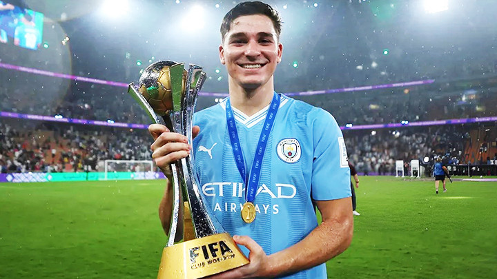 Alvarez “bội thu” danh hiệu ở tuổi 23