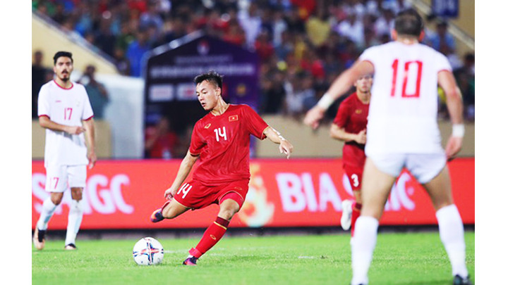 Tiền vệ Thái Sơn (số 14) thi đấu đĩnh đạc trong lần đầu khoác áo ĐTQG. Ảnh: Như Đạt
