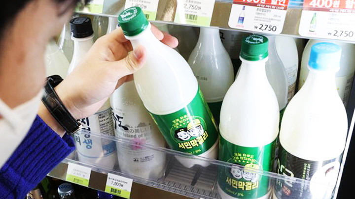 Người dân Hàn Quốc đang có xu hướng lựa chọn sản phẩm giá rẻ. Ảnh: YONHAP