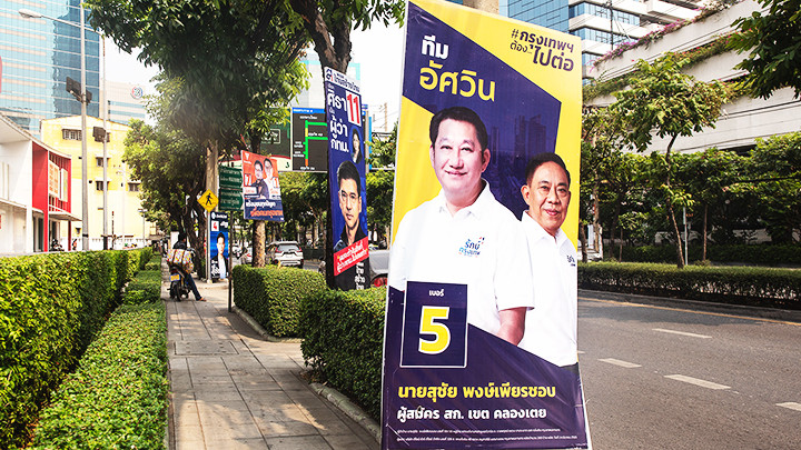 Chân dung các ứng cử viên trong cuộc tổng tuyển cử trên đường phố Bangkok. Ảnh: TIME OUT