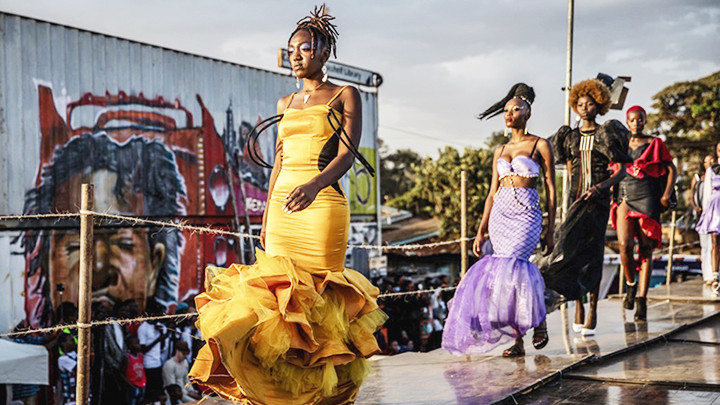 Sàn diễn thời trang ở khu ổ chuột