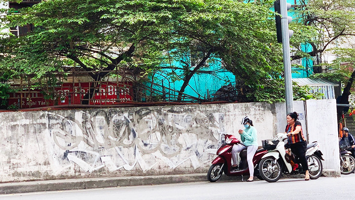 Tranh tường tại phố Nghi Tàm, Tây Hồ nhem nhuốc, phai mầu sơn.