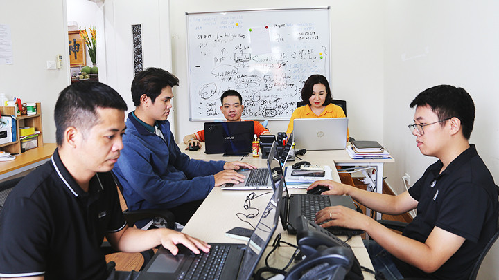 Nguyễn Anh Dũng (áo cam) luôn quan tâm, hỗ trợ người khuyết tật vươn lên trong cuộc sống.