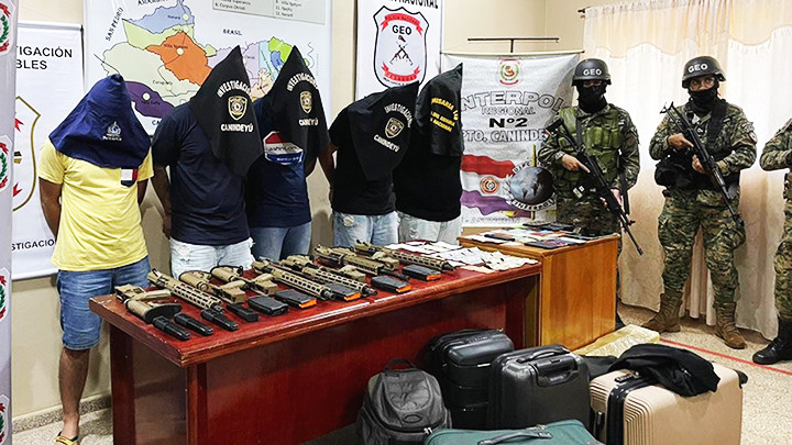 Một số đối tượng trong đường dây buôn bán vũ khí bị bắt giữ. Ảnh: INTERPOL