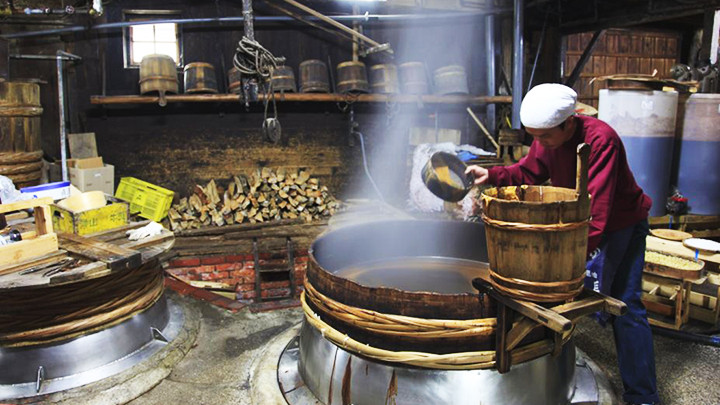 Một người thợ đang thực hiện công đoạn ủ tương đậu nành. Ảnh: GETTY IMAGES
