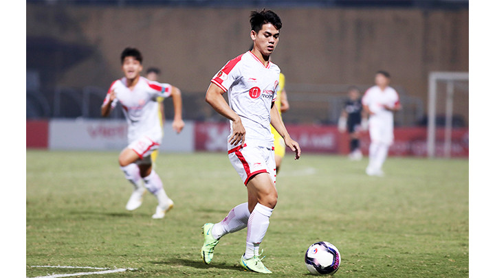 Cần tạo điều kiện để các cầu thủ trẻ có cơ hội được ra sân nhiều hơn tại V.League. Ảnh: LÊ MINH
