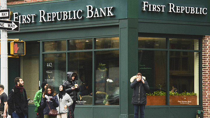 Nhà đầu tư chờ rút tiền tại một chi nhánh của ngân hàng First Republic Bank. Ảnh: CNN
