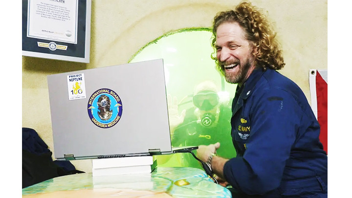 Sống dưới nước hơn hai tháng