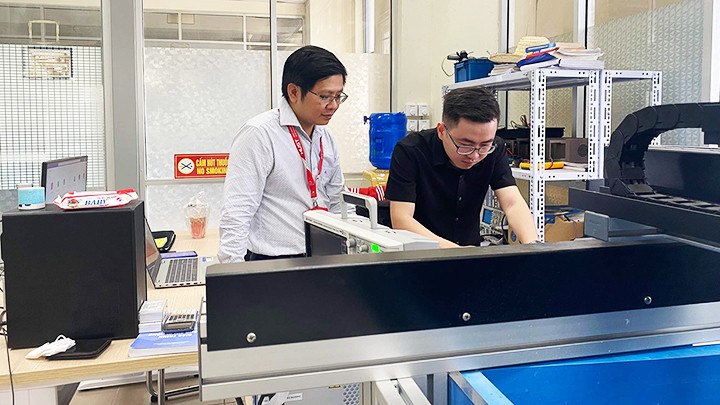 TS Trịnh Văn Chiến (bên trái) cùng đồng nghiệp tại phòng nghiên cứu.