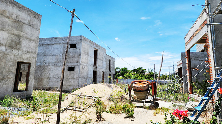 Khu nghỉ dưỡng cao cấp Amina Ninh Chữ đã gia hạn bốn lần vẫn chưa hoàn thành.