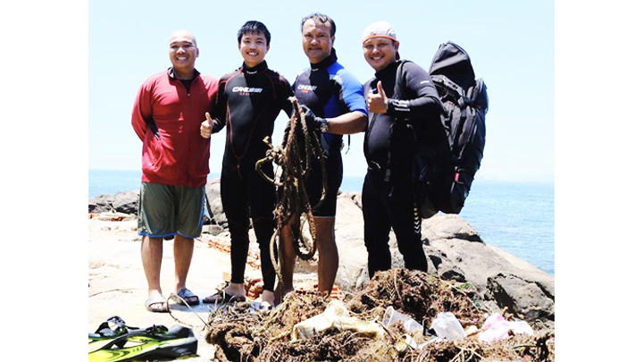 Các thành viên Danang Freediving cùng “chiến lợi phẩm” sau một buổi lặn biển.