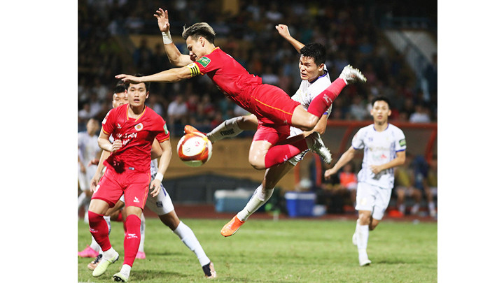 Công an Hà Nội (áo đỏ) vươn lên đầu bảng sau chiến thắng 2-1 trước Hà Nội FC. Ảnh: LÊ MINH