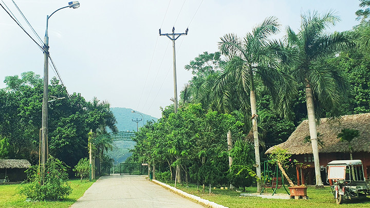 Đường vào Khu du lịch sinh thái thể thao vui chơi giải trí hồ Thác Bà.