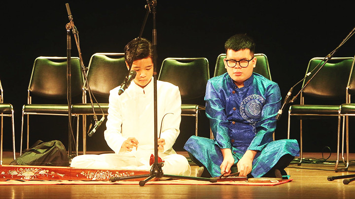 Nguyễn Đức Thiện (phải) trong một chương trình biểu diễn.