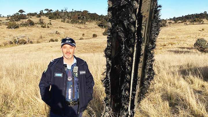 Mảnh vỡ lớn của tên lửa đẩy rơi xuống một trang trại ở Australia. Ảnh: GETTY