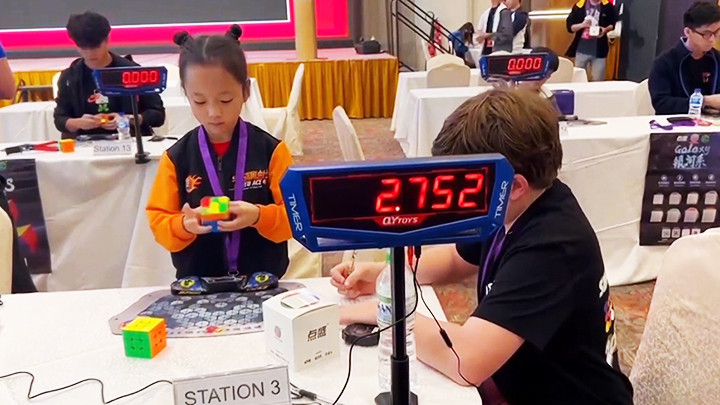 Bé gái giải rubik siêu nhanh