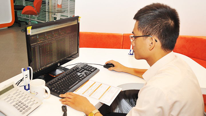 Với tiền nhàn rỗi trong tài khoản chứng khoán, khách hàng có thể nhận về mức lãi suất khá cao. Ảnh: NGUYỆT ANH