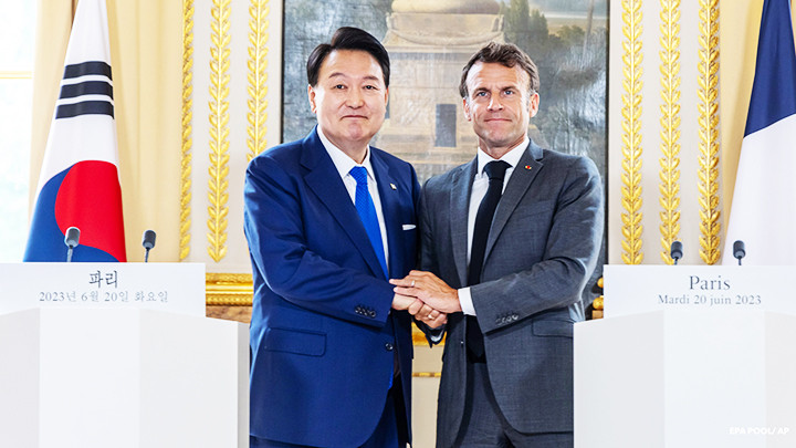 Tổng thống Hàn Quốc Yoon Suk Yeol gặp gỡ người đồng cấp Pháp Macron tại Paris. Ảnh: YONHAP