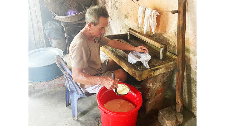 Cách gói đậu theo lối cũ của ông Nguyễn Kim Dự.