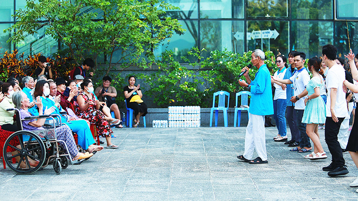 Không gian âm nhạc tại Bệnh viện Ung bướu Đà Nẵng.