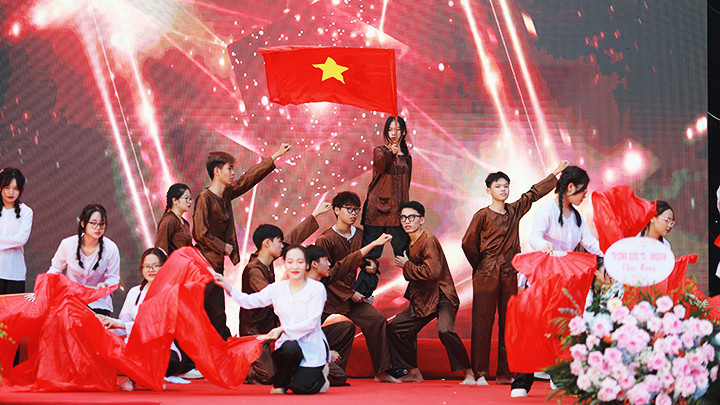 Tiết mục văn nghệ của sinh viên năm thứ nhất, khóa 2023.